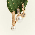 ARGOLA CURVA COM CRISTAIS REDONDOS E PÉROLA SHELL