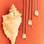 COLAR COM PINGENTE DE BÚZIO E CRISTAIS BÚLGAROS