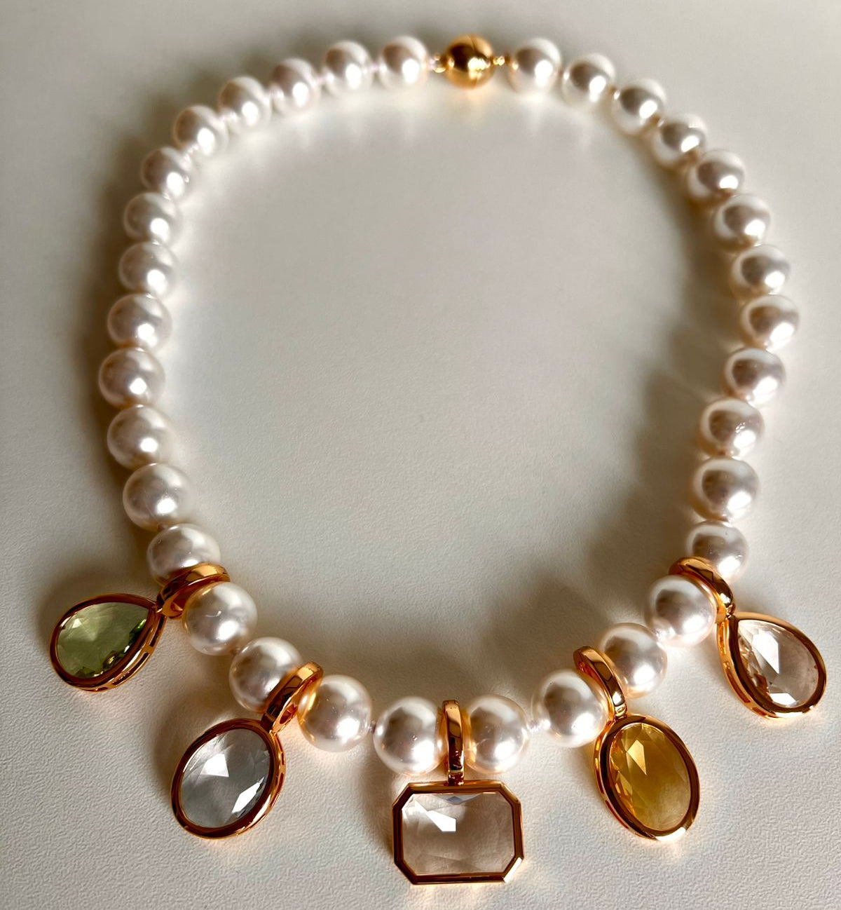 PINGENTE COM CRISTAL DE GOTA E FECHO CLICK