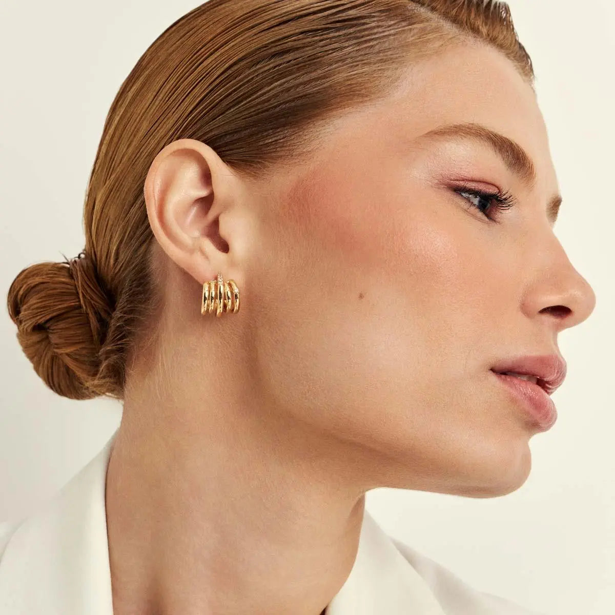 MEIA ARGOLA CURVA COM CINCO VOLTAS E ZIRCÔNIAS