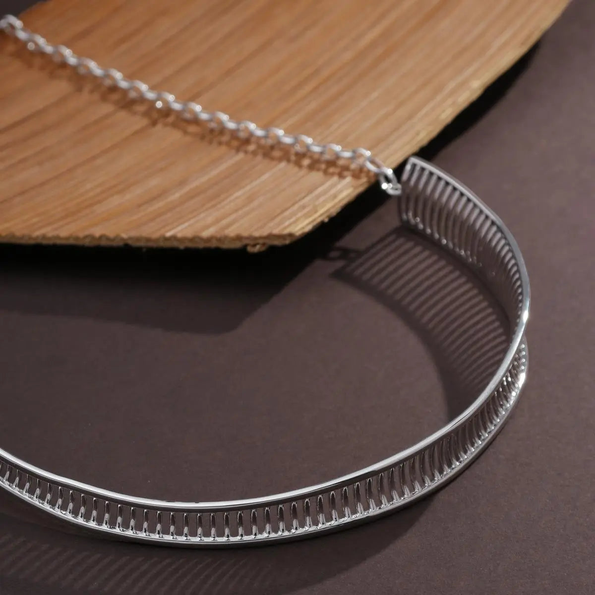 GARGANTILHA ARO CURVO VAZADO TEXTURIZADO