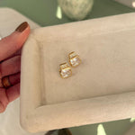 BRINCO COM CRISTAL QUADRADO E CRAVEJADO DE ZIRCÔNIAS