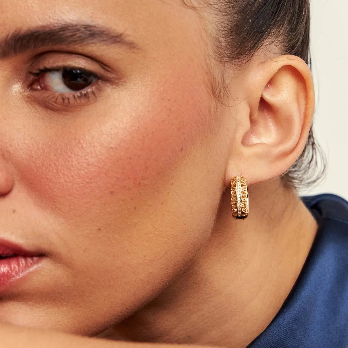 ARGOLA TRANÇADA VAZADA COM DETALHE DE ZIRCÔNIAS