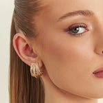 MEIA ARGOLA CURVA E VAZADA COM ZIRCÔNIAS INTERCALADAS