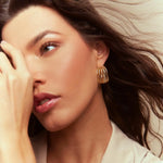 ARGOLA CURVA VAZADA TEXTURIZADA