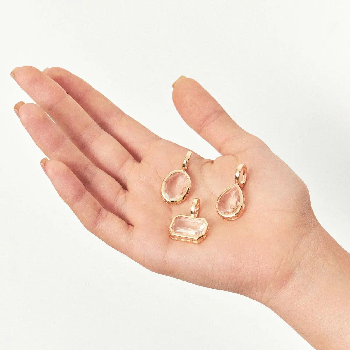 PINGENTE COM CRISTAL DE GOTA E FECHO CLICK