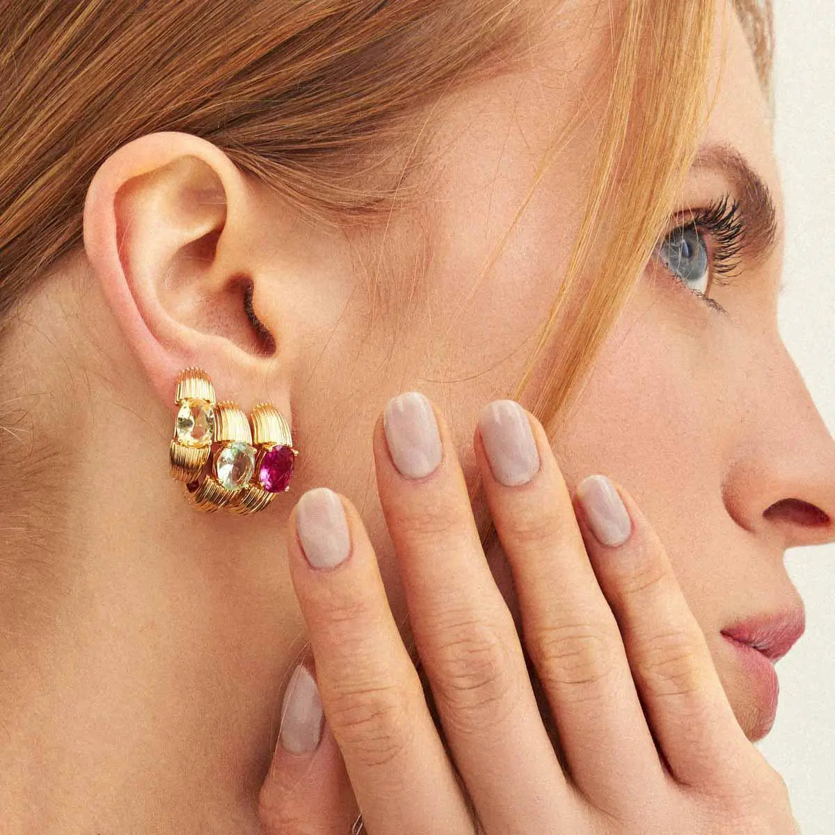 ARGOLA REDONDA TEXTURIZADA COM CRISTAL OVAL