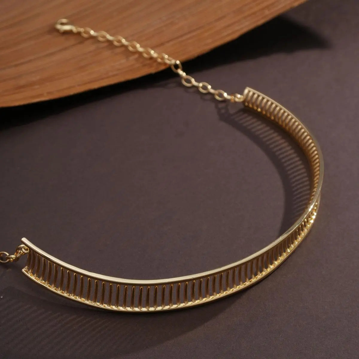 GARGANTILHA ARO CURVO VAZADO TEXTURIZADO