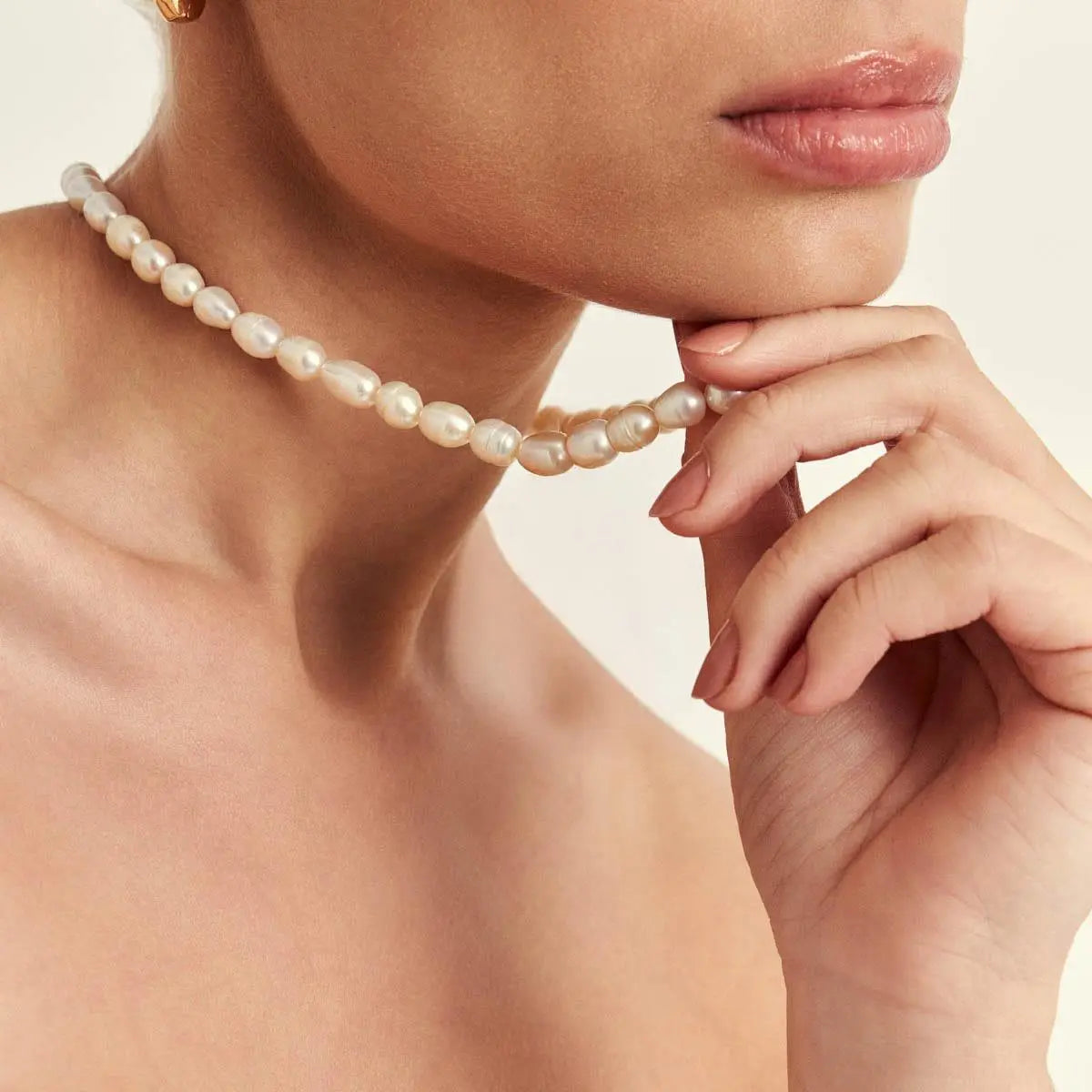 COLAR DE PÉROLAS DE ÁGUA DOCE COM PINGENTES DE CORAÇÃO