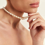 COLAR DE PÉROLAS DE ÁGUA DOCE COM PINGENTES DE CORAÇÃO