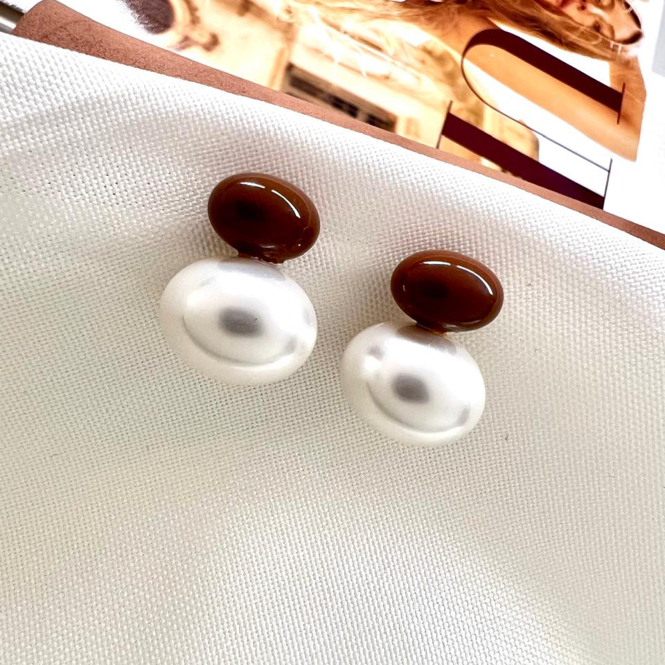 BRINCO OVAL ESMALTADO COM PÉROLA