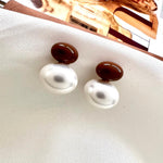 BRINCO OVAL ESMALTADO COM PÉROLA