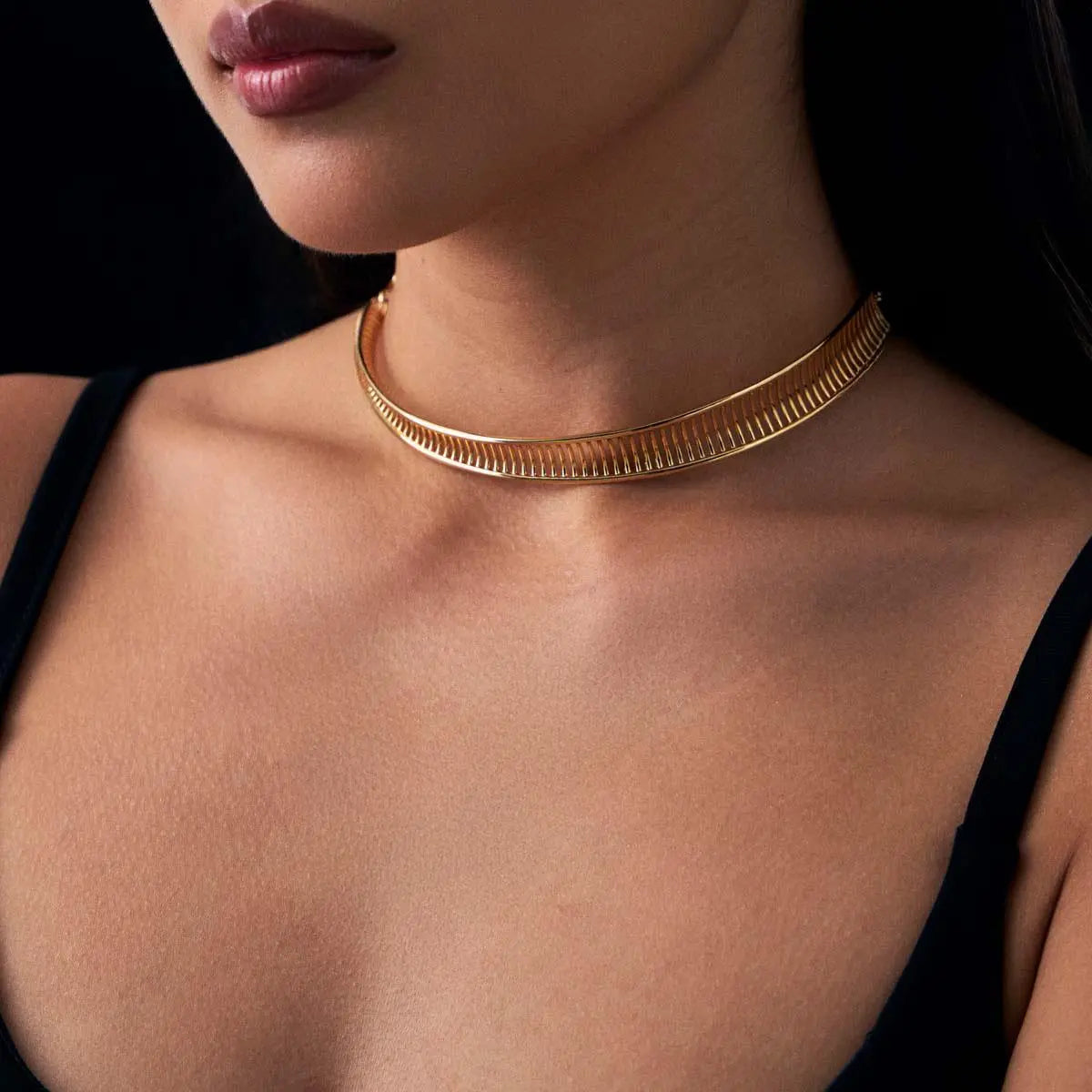 GARGANTILHA ARO CURVO VAZADO TEXTURIZADO