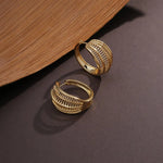 ARGOLA CURVA VAZADA TEXTURIZADA