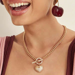 COLAR GROUMET COM PINGENTE DE CORAÇÃO BRANCO BANHADA A OURO