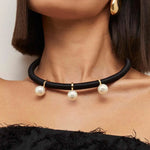 PINGENTE COM PÉROLA SHELL E FECHO CLICK