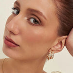 MEIA ARGOLA VAZADA COM CINCO VOLTAS LISAS E CRAVEJADAS