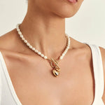 COLAR DE PÉROLAS DE ÁGUA DOCE COM PINGENTES DE CORAÇÃO