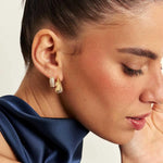 ARGOLA COM CINCO FILEIRAS DE ZIRCÔNIAS BRANCAS BANHADA A OURO