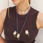 COLAR COM PINGENTE DE BÚZIO E CRISTAIS BÚLGAROS