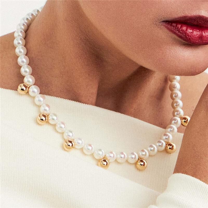 COLAR COM PÉROLAS E ESFERAS